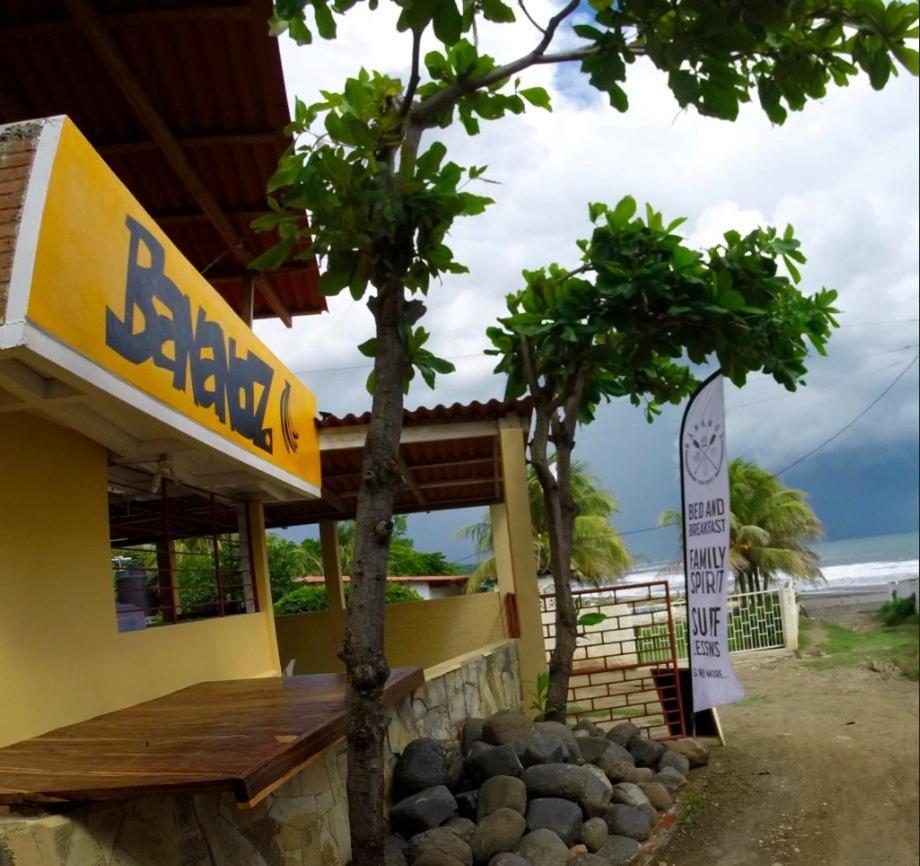 Transito Bananoz Surfhouse Bed & Breakfast エクステリア 写真